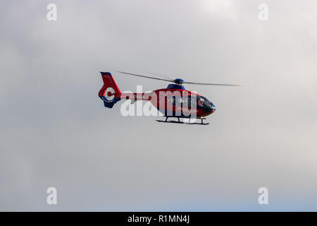 Devon Air Ambulance, die von einem Bauernhof in der Nähe von Barnstaple, Devon 11. Nov 2018. Stockfoto