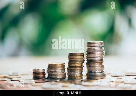 Nahaufnahme der gestapelte Münzen auf den Tisch und unscharfen Hintergrund Stockfoto