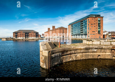 Die moderne Entwicklung entlang der Fürsten halbe Tide und Waterloo Docks in Liverpool. Stockfoto