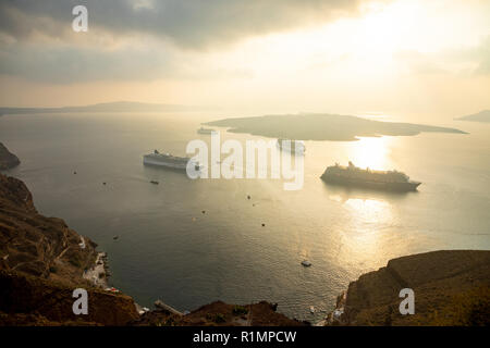 Super abend Blick von Fira auf Kreuzfahrtschiffen bei Sonnenuntergang, Santorin in Griechenland Stockfoto