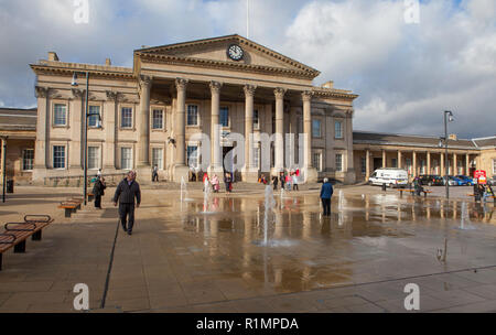 Der St George's Square und der beeindruckende viktorianische Bahnhof von Huddersfield Stockfoto