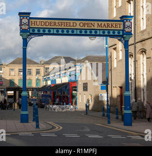 Der bemalte Torbogen am Eingang der Byram Street zum Huddersfield Open Market Stockfoto