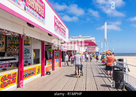 Great Yarmouth Britannia Pier und Meer theater Touristen zu Fuß vorbei an Spielhallen und Fahrten Great Yarmouth in Norfolk England UK GB Europa Stockfoto