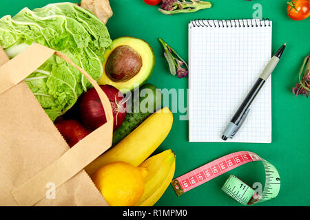 Einkaufsliste, Rezeptbuch, Diätplan. Grocering Konzept. Full Paper bag verschiedener Früchte und Gemüse Zutaten für gesundes Kochen auf einem Col Stockfoto