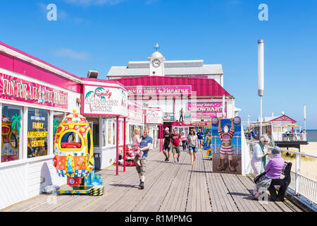 Great Yarmouth Britannia Pier und Meer Theater mit zeigt, Spielhallen und Fahrten Great Yarmouth in Norfolk England UK GB Europa Stockfoto