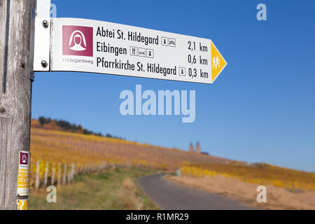 Wandern Zeichen (Hildegardweg) in Richtung Kloster Eibingen (Deutsch: Abtei St. Hildegard), in der Nähe von Rüdesheim, Rheingau, Hessen, Deutschland. Stockfoto