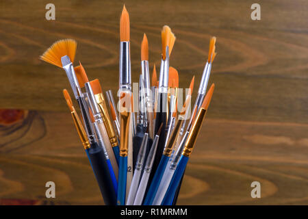 Verschiedene kunst Bürsten für die Malerei mit Acrylfarben Stockfoto