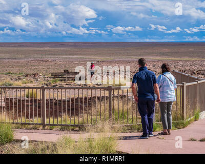 Besucher bei rechteckigen Kiva, Homolovi II-Seite, Homolovi Ruins State Park, Winslow, Arizona. Stockfoto