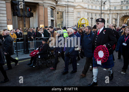 London, England, Großbritannien - 11 November 2018. Die Teilnehmer der Erinnerung Tag der Feierlichkeiten zu Fuß von Admiralty Arch in Horse Guards Parade während der Tag der Erinnerung feiern das hundertjährige Der Armistice Day 1918 zu Ehren. (Foto © Michael Cole) Stockfoto