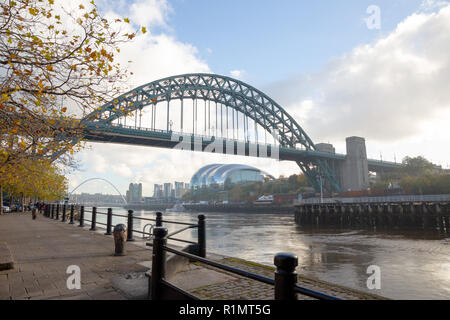 Newcastle upon Tyne/England - 10/10/2018: Tyne Bridge an einem nebligen Morgen im Winter Stockfoto