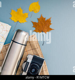 Kreative Top View flat Outdoor Reise Komposition legen. Thermos Karte retro Kamera besteck Decke grau blau hintergrund Kopie Raum. Platz Vorlage weeken Stockfoto