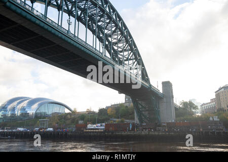 Newcastle upon Tyne/England - 10/10/2018: Tyne Bridge an einem nebligen Morgen im Winter Stockfoto