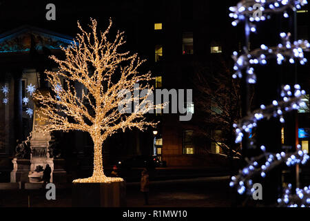 Baum dekoriert (überdacht) mit Weihnachtsbeleuchtung im Winter nahe am Place d'Armes in Montreal, Quebec, Kanada beleuchtet. Stockfoto