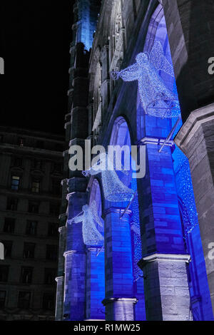 Engel Figuren der Weihnachtsbeleuchtung an der Anzeige am Eingang der Basilika Notre Dame Kirche in Vieux Port in Montreal, Quebec, Kanada. Stockfoto