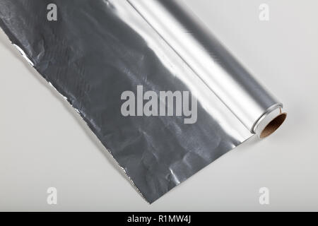 Aluminiumfolie Rolle auf dem weißen Hintergrund, aus der Nähe. Stockfoto