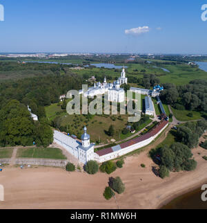Luftaufnahme auf St. George (yuriev) Orthodoxen Männlich Kloster in Weliki Nowgorod, Russland Stockfoto