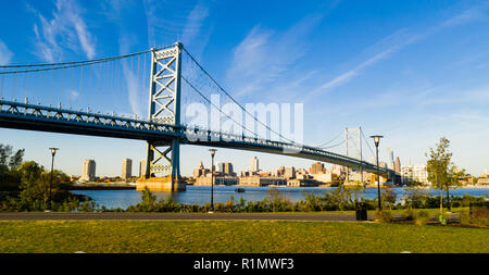 Blauer Himmel über dem Benjamin Franklin Bridge in der Innenstadt von Philadelphia, Pennsylvania Stockfoto