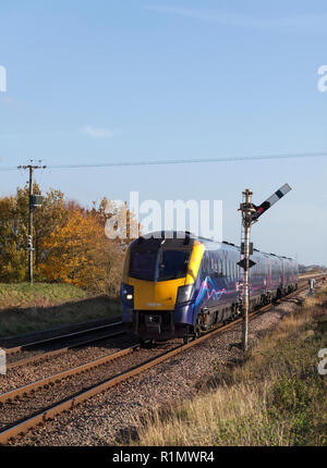 Eine erste Hull Trains Class 180 DMU Zug passiert Crabley Creek auf der Linie zu Rumpf beim Laufen leer vom Rumpf - Doncaster Stockfoto