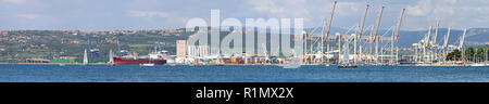 Koper, Slowenien - 18. Juni 2010: Lange Panorama der Hafen und die Anschlußklemme aus der Adria in Koper, Slowenien. Stockfoto