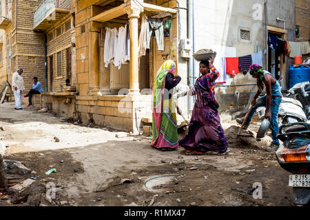 Frauen in der Bauarbeiten eingesetzt, schwere Ausführung Schalen von Schutt und Erde auf ihren Köpfen. Indien Jaisalmer Juni 2018 Stockfoto