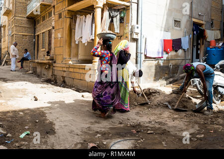 Frauen in der Bauarbeiten eingesetzt, schwere Ausführung Schalen von Schutt und Erde auf ihren Köpfen. Indien Jaisalmer Juni 2018 Stockfoto