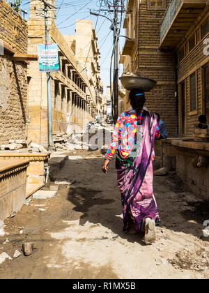 Frauen in der Bauarbeiten eingesetzt, schwere Ausführung Schalen von Schutt und Erde auf ihren Köpfen. Indien Jaisalmer Juni 2018 Stockfoto