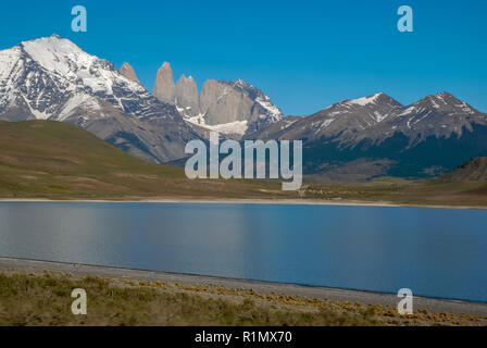 Die Gipfel der Torres del Paine, jenseits der Berge entlang der Straße zu den Paine Nationalpark in Chile erblickt werden kann. Stockfoto