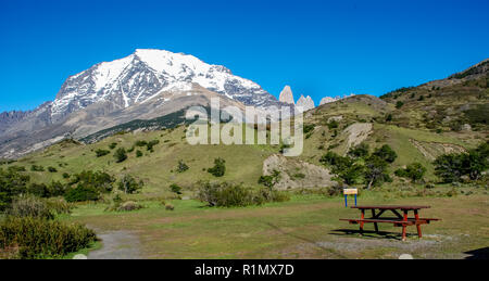 Die Gipfel der Torres del Paine, jenseits der Berge entlang der Straße zu den Paine Nationalpark in Chile erblickt werden kann. Stockfoto