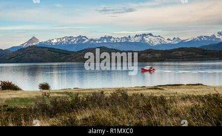 Eine postalische Boot segelt am Lago Pehoe im Torres del Paine Nationalpark Stockfoto