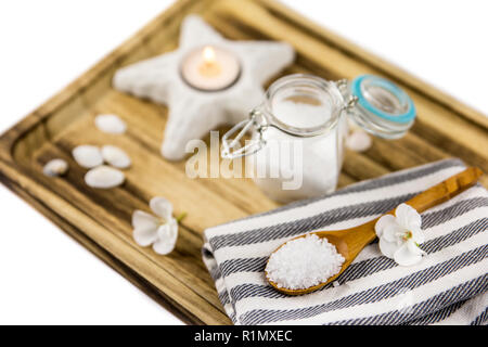 Thema ozean Satz von Meersalz in Glas und auf Löffel aus Holz auf Holz- fach, Kerze, Muschelschalen für die Dekoration, isoliert auf Weiss. Schönheit und f Stockfoto