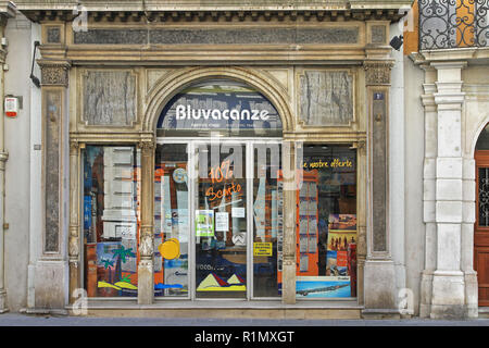 Triest, Italien, 18. Mai 2010: Bluvacanze Reisebüro Büro in Triest, Italien. Stockfoto