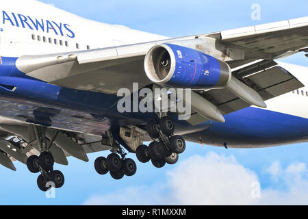 LONDON, ENGLAND - NOVEMBER 2018: Nahaufnahme der Motoren, Räder und die Klappen einer Boeing 747 "Jumbo Jet", wie es in London Heathrow nach Land Stockfoto