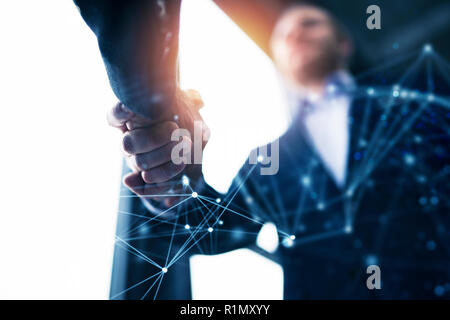 Handshaking business Person im Büro mit Netzwerk Wirkung. Konzept der Teamarbeit und Partnerschaft. Double Exposure Stockfoto