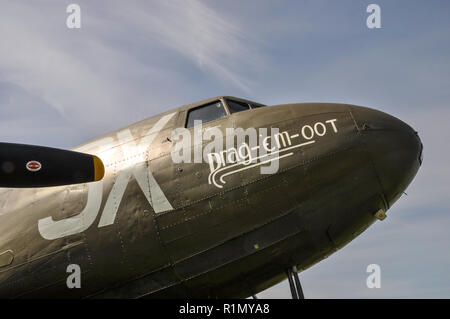 Douglas C-47 Skytrain, Dakota heißt Drag EM oot. D-Day-Veteranenflugzeug diente mit der US Army Air Force und warf Fallschirmjäger in St. Mere Eglise in der Normandie ab Stockfoto