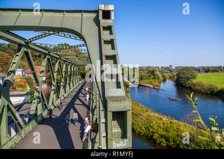 Ruhrtalradweg, Ruhrtal-radweg, ehemalige Eisenbahnbrücke über die Ruhr in Essen, Rad- und Fußgängerweg, Deutschland Stockfoto