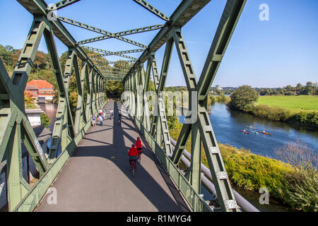 Ruhrtalradweg, Ruhrtal-radweg, ehemalige Eisenbahnbrücke über die Ruhr in Essen, Rad- und Fußgängerweg, Deutschland Stockfoto