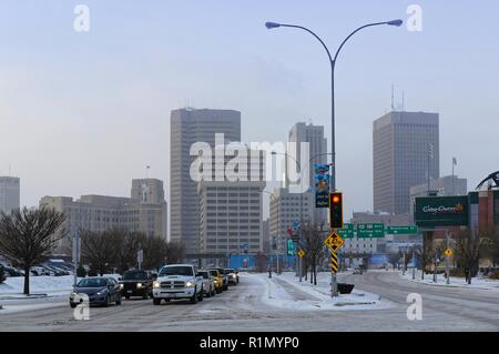 Winnipeg, Manitoba, Kanada - 2014-11-18: Winnipeg downtown Stadtbild: Winter Blick auf Winnipeg downtown von provencher Blvd gesehen. Stockfoto