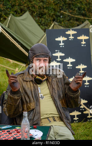 Re-Enactor spielen Sergeant Oddball Charakter von Donald Sutherland im Film Kelly'S Heroes gespielt. Tank commander Zweiten Weltkrieg 70er Jahre Film Stockfoto