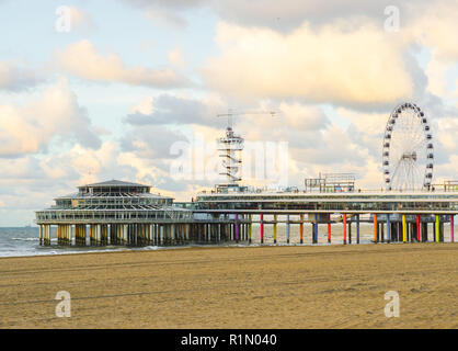 Der berühmte Pier Anlegestelle der Strand von Scheveningen Den Haag zu einem beliebten touristischen Hot Spot in den Niederlanden Stockfoto