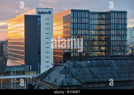 Untergehenden Sonne reflektierte die Radisson Blu Waterfront Gebäude in Stockholm, Schweden Stockfoto