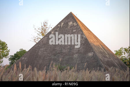 WUHAN, China - September 08, 2018: Wan-li Park in Wuhan Hupei Province, China (insbesondere Name). Es ist neue Park für Ruhe. Hier sehen Sie wie Pyramide von z. B. Stockfoto