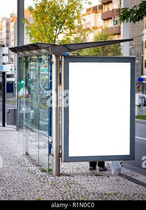 Vertikale Bushaltestelle Werbung Mockup. Straße, Tag. Die Menschen warten. Kopieren Sie Platz. Stockfoto