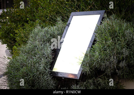 Outdoor Restaurant Menü Mockup. Seitenansicht, Fancy, Vegetation. Stockfoto