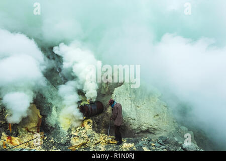 JAVA, Indonesien - Januar 21, 2016: Extrahieren von Schwefel im Inneren Kawah Ijen Krater, Indonesien Stockfoto