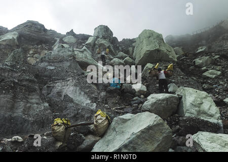 JAVA, Indonesien - Januar 21, 2016: Extrahieren von Schwefel im Inneren Kawah Ijen Krater, Indonesien Stockfoto