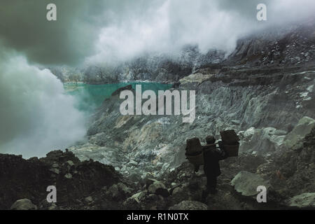 JAVA, Indonesien - Januar 21, 2016: Extrahieren von Schwefel im Inneren Kawah Ijen Krater, Indonesien Stockfoto