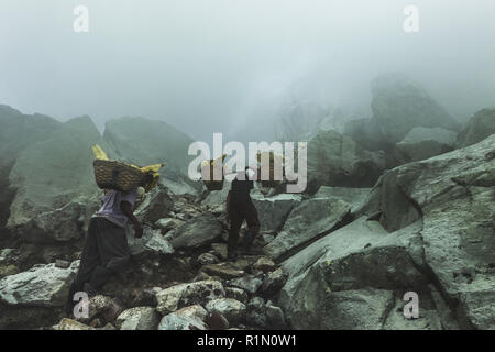 JAVA, Indonesien - Januar 21, 2016: Extrahieren von Schwefel im Inneren Kawah Ijen Krater, Indonesien Stockfoto