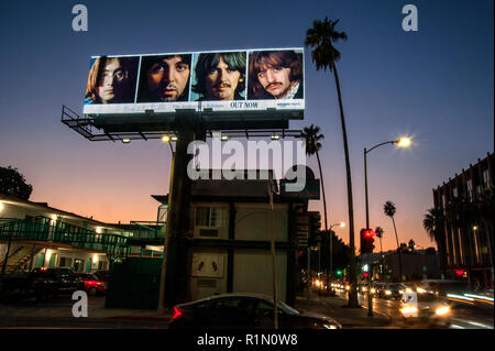 Beleuchtete Reklametafeln für Beatles 50 Jahre re-Ausgabe des White Album bei Sonnenuntergang in Hollywood gesehen, CA Stockfoto