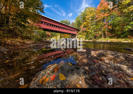 Swift River überdachte Brücke im Herbst aus dem Fluss, Conway, New Hampshire Stockfoto