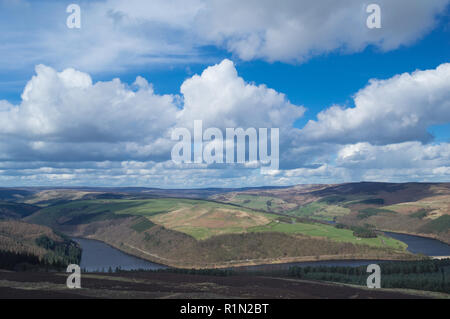 Ein Blick über Ladybower Reservoir von Win Hill im Peak District, Derbyshire, England Stockfoto